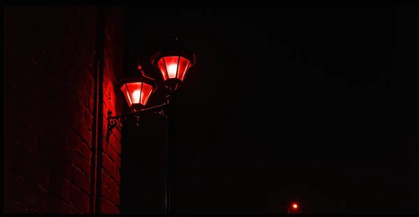 Réverbère éclairé rouge location pour une ambiance mystérieuse